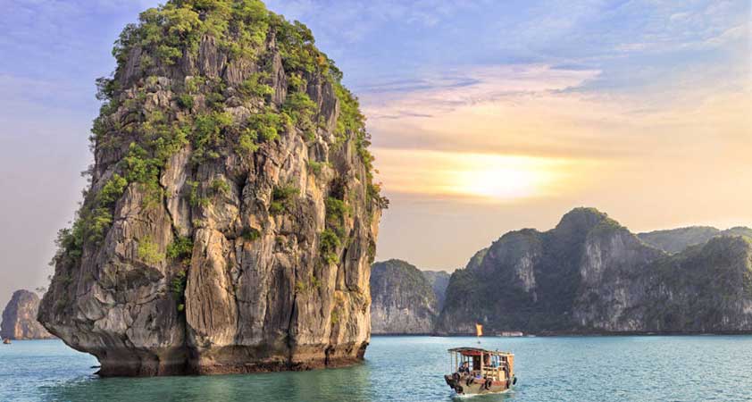The beauty of Halong Bay in the morning
