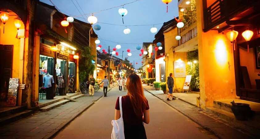 Enjoy the charming beauty of Hoi An at night