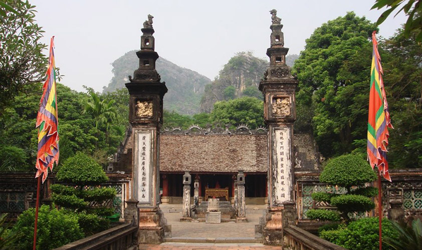 Dinh and Le dynasty temples