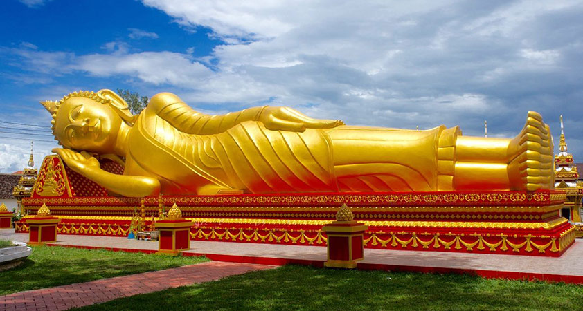Gold reclining Buddha in Wat Si Saket
