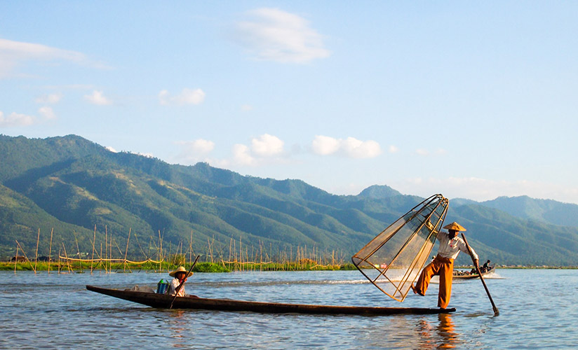 Admire the daily life of the fishermen on Inle Lake