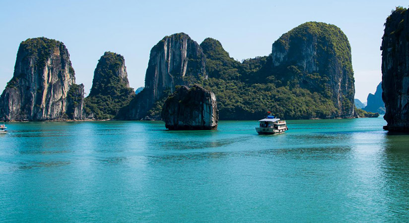Visitors take the chance to discover some islets and islands on Halong Bay 