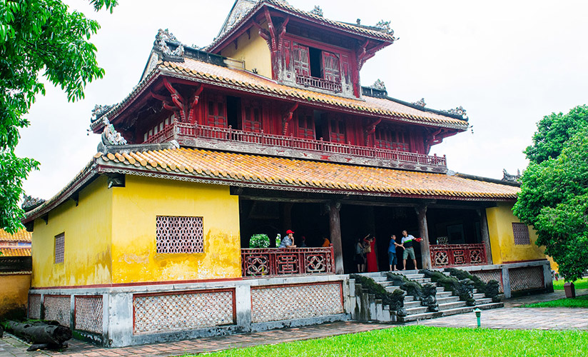 During the cruise trip, you can stop at some famous destinations in Hue like Thien Mu pagoda