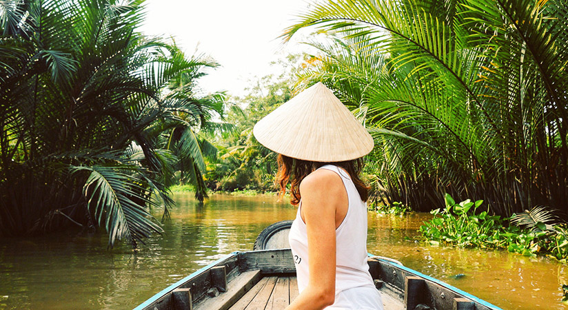 Sitting on the sampan boat, visitors can observe the two banks of the canals 