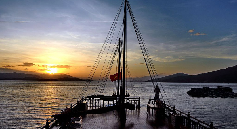 Enjoy the beauty of Nha Trang bay at dawn