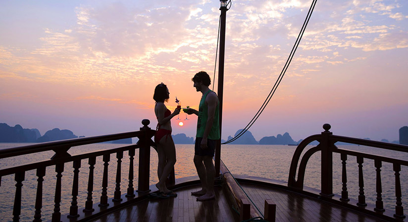 While admiring the beautiful view of Nha Trang Bay, visitors can have a romantic dinner with your lover