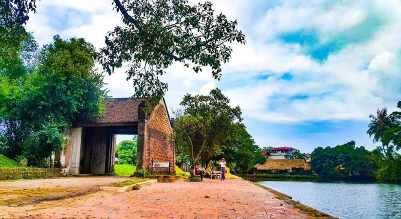 Duong Lam village is a must-see destination for those who love to see the ancient beauty of Vietnam in the past