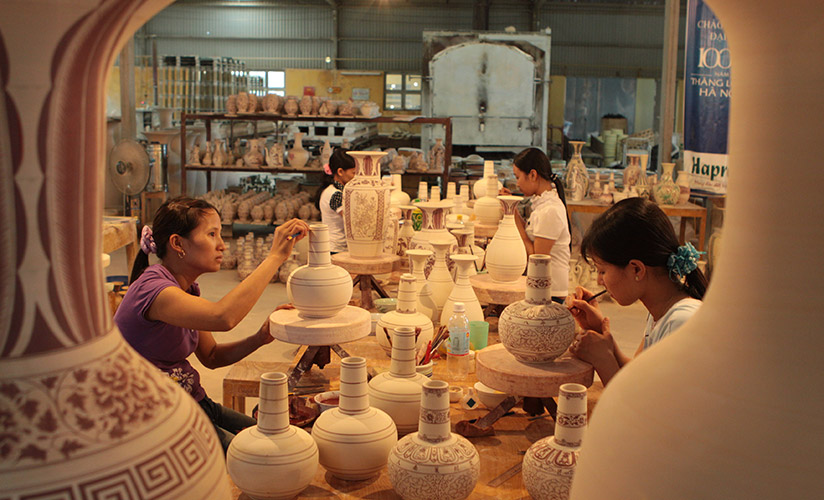 Coming to Bat Trang villgae, visitors take the opportunities to make your own pottery products 