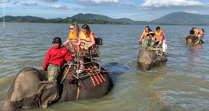 Ride elephant trough Lak lake