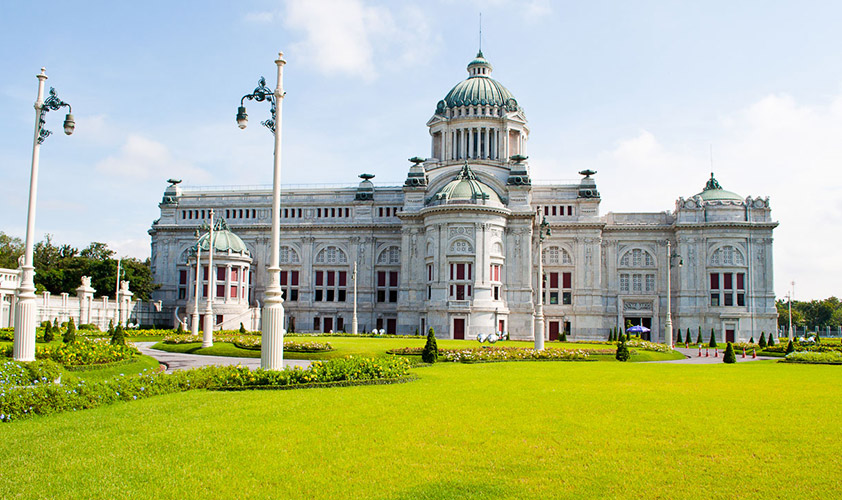 In front of the White Palace is a yard with a balustrade overlooking the sea