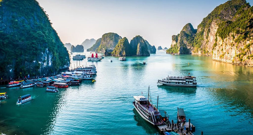 A cruise trip on majestic Halong bay 