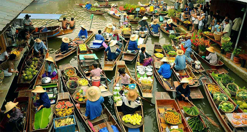 Floating market is a beauty of Western Vietnam Travel