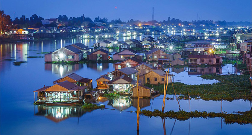 The beauty of Chau Doc''s floating village at nighlife
