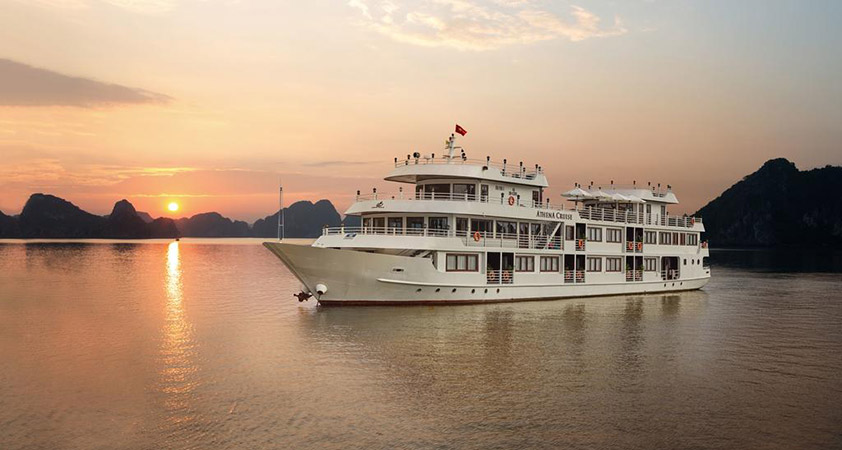 Cruise trip on Halong bay to admire the sunset on the sea of Halong